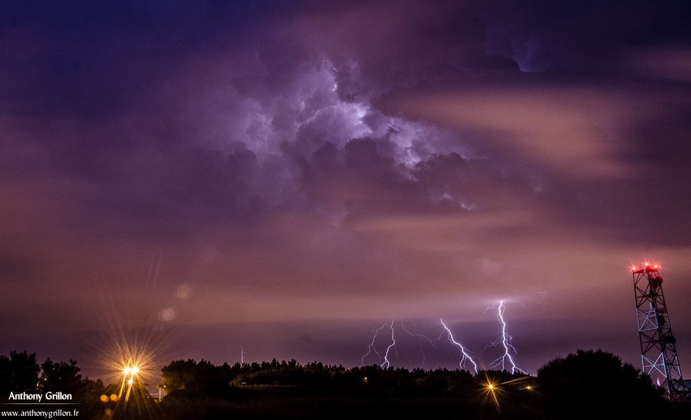 AnthoGrillon's tweet photo. Mes quatre plus belles photos des #orages de la nuit du 28 au 29 mai (23h à 1h) au cap de la Hève (76). @AnthoGrillon #nature #storm #photos https://t.co/LnxnN5cZ2v