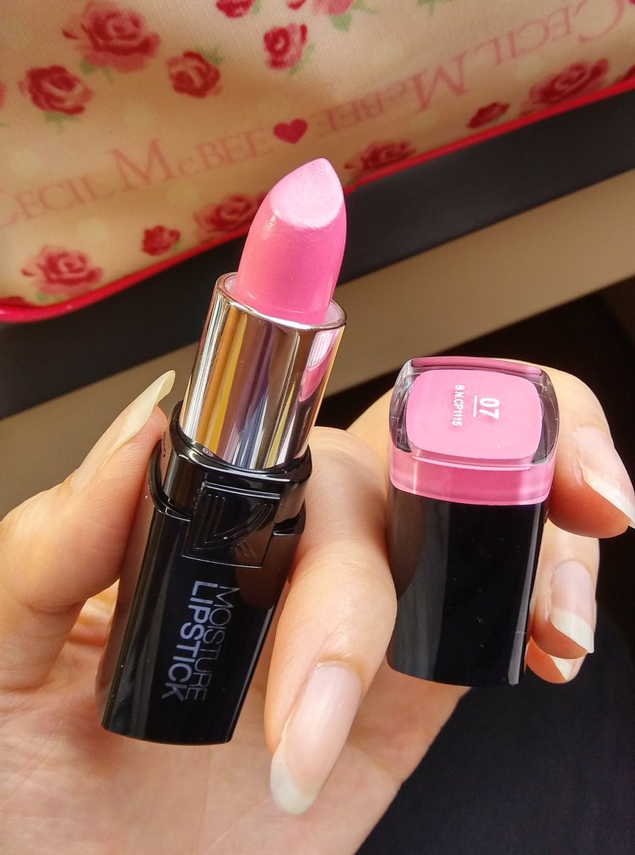 Yuki しまむらコスメ気になってたけど 地元に売ってなくて昨日たまたま 寄った長岡のしまむらでゲット 青みピンクのリップ さいこー 値段も600円くらいだったような しまむらコスメ