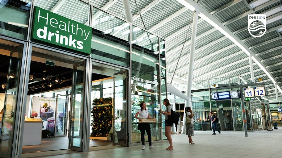PhilipsNL's tweet photo. Kom langs voor jouw gratis dagelijkse portie gezondheid in de Philips Healthy Drinks Kitchen op Utrecht CS! Info: https://t.co/DoZbb8Veuz https://t.co/CMZIuiHRNf