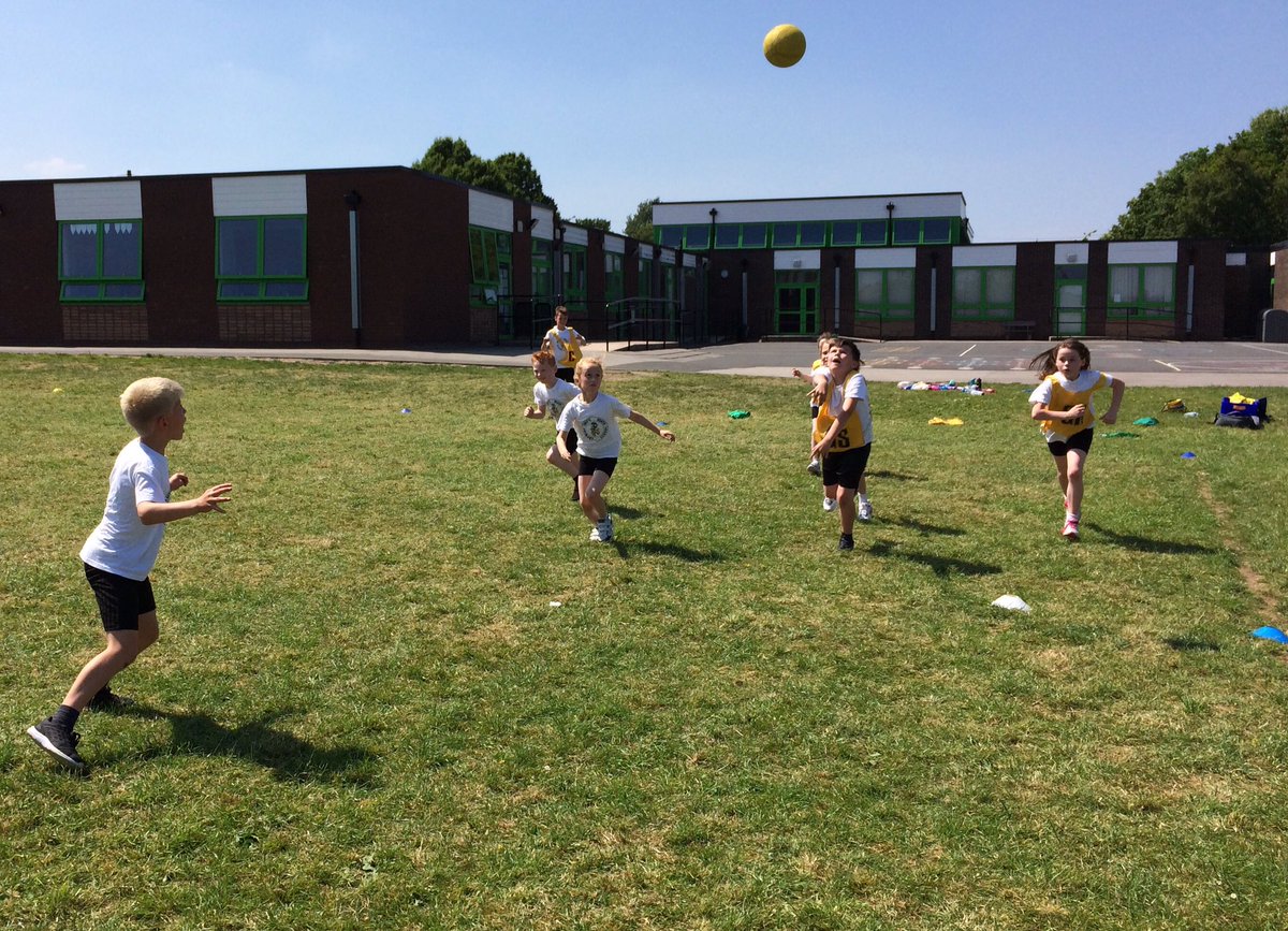 MissMcKenzieLHP's tweet photo. 3/4LH enjoyed Handball, I enjoyed the team skills &amp; determination @LuntsHeathSch @GameChangerWV @WidnesRL #lifeskills #workhardplayhard https://t.co/uj0PgmZoNP