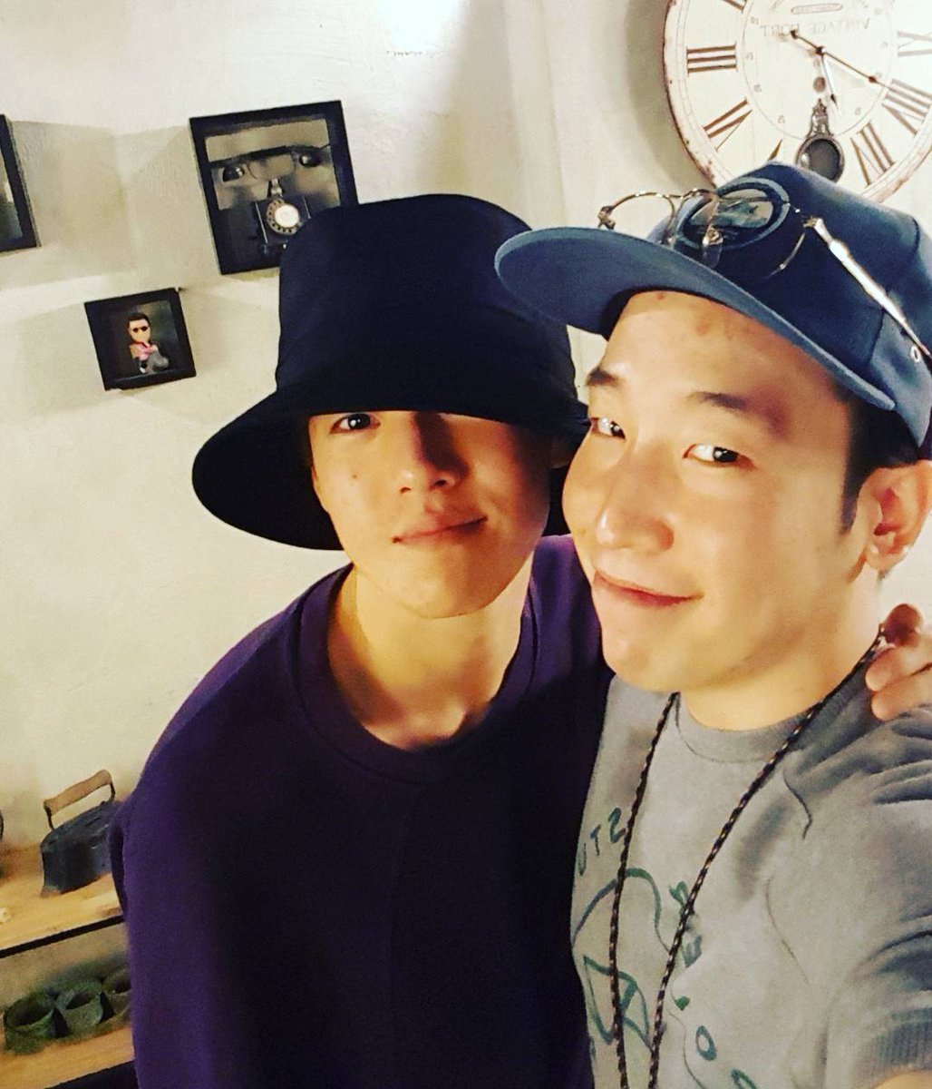 hiHyunwooINA's tweet photo. Actordonghee86 IG: Hyunwoo-ya Keep your body and heart healthy~
you've worked hard~ #beenlongtime #μ΄νμ° #Leehyunwoo
https://t.co/6IJEoCcZCI https://t.co/RLo8mktocC