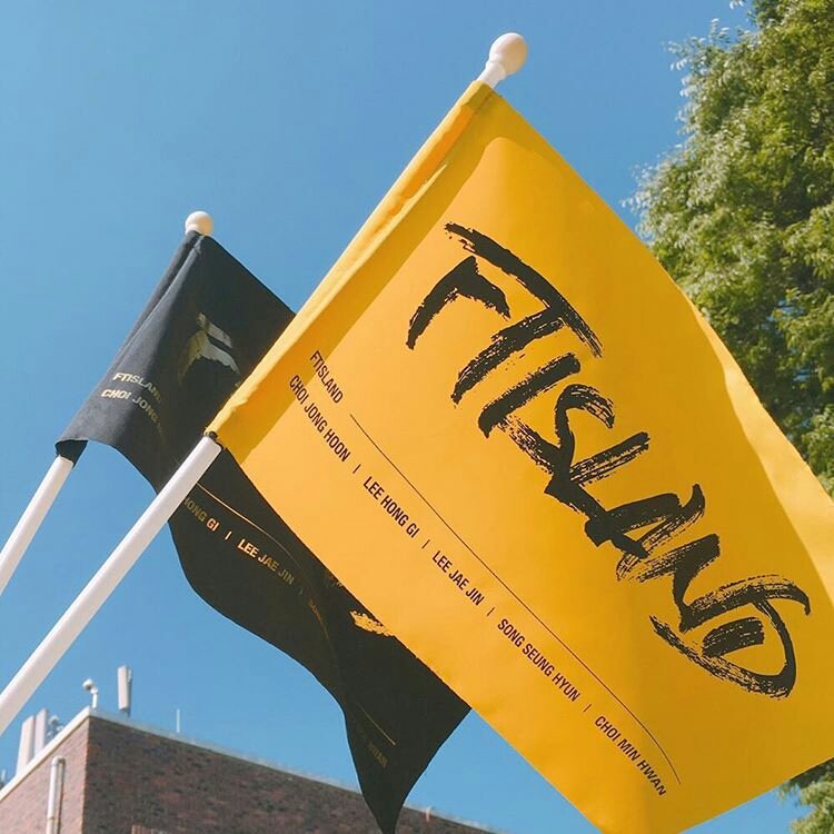 Lliza03's tweet photo. 😍😍 no wonder the black is more exp #ftisland #10thAnniversary #goods #NewLogo #Pentastick #ft아일랜드 #fncstore https://t.co/BIS2FcsD0p