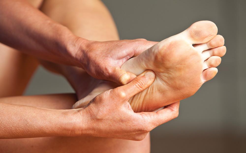 runnersworld's tweet image. Why stabilizing your foot core is important for injury prevention: spr.ly/60128iydr