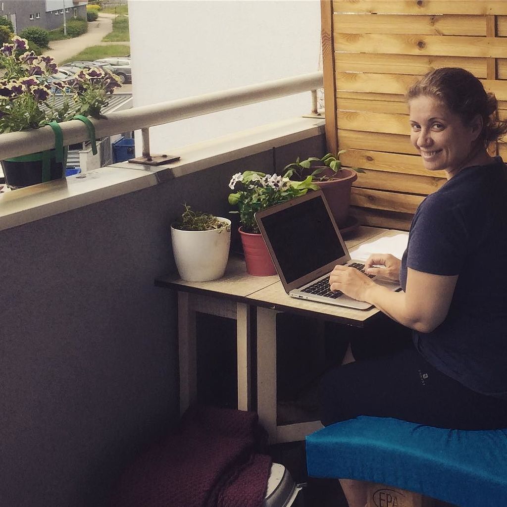StordarLearn's tweet photo. My home office on the balcony ;) #smartlanguagelearning #summer #summerinwroclaw #latowewrocławiu #englishteacher … https://t.co/RLNPNuMcfV https://t.co/NHPmZdOIiV