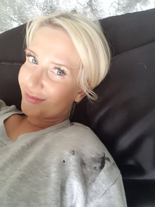 Painting my #studio today #bankholiday #DIY #blonde before @S66Cougars tonight https://t.co/igG5q1pY<a href="/tag/studio"class="tags">#studio</a><a href="/tag/bankholiday"class="tags">#bankholiday</a><a href="/tag/diy"class="tags">#DIY</a><a href="/tag/blonde"class="tags">#blonde</a>