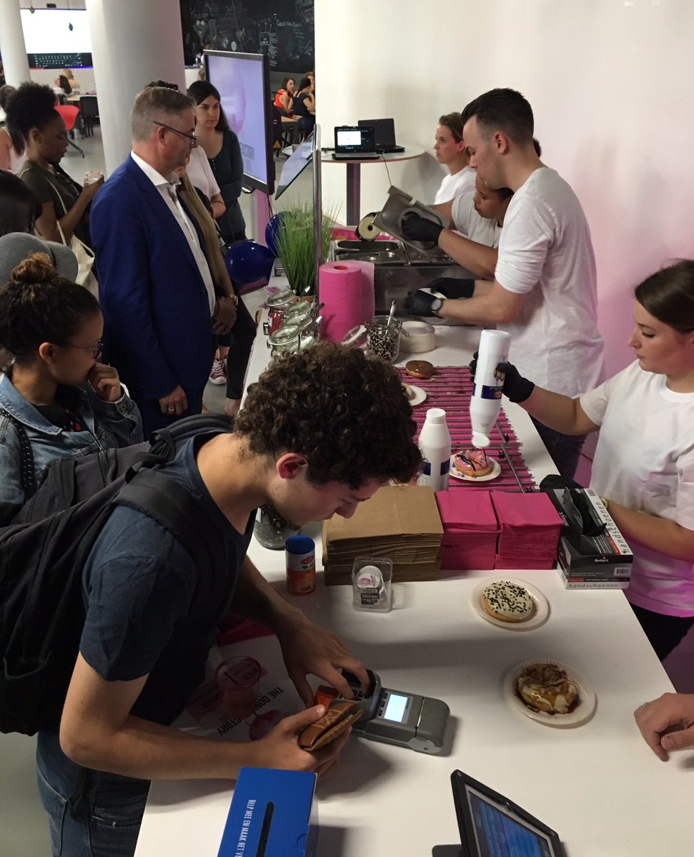 FredrikszSimone's tweet photo. Pop up project @dehaagse @LighthouseHHS #donutfactory #makeawish The retail Innovation lab presents our inspiring students #SBRM #IDE https://t.co/8YeizEB44p