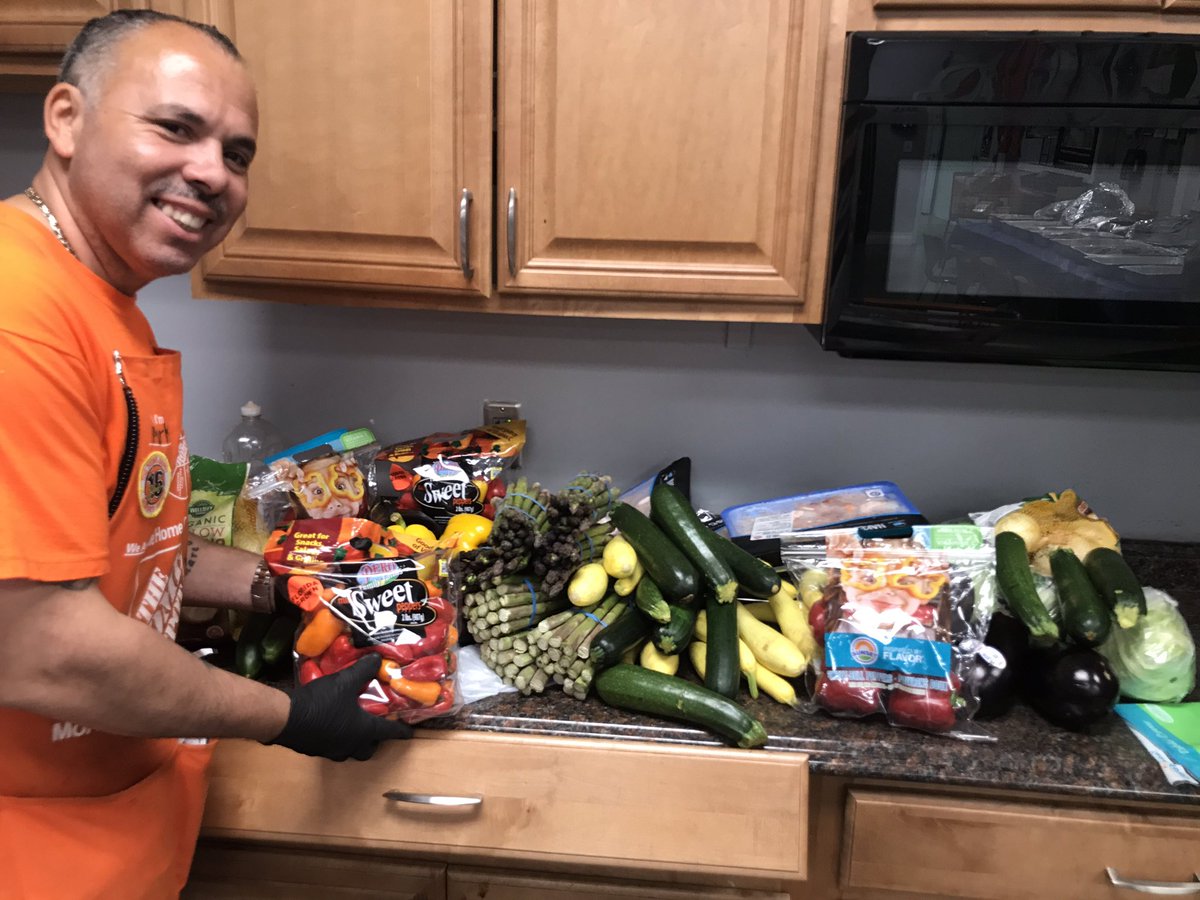 kathy102894's tweet photo. Mark D24 DH is Ready to cook for our associates. Great Memorial Day celebration @si62025372 @DHRMgregorio @Mcgalec99 https://t.co/XjWcNYMD4V