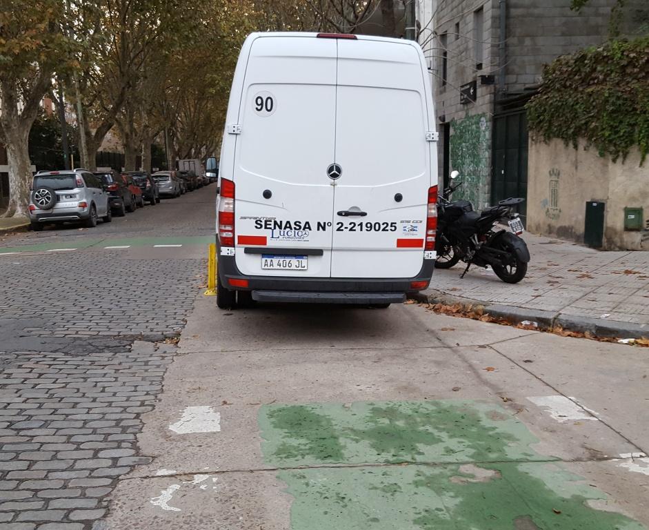 OliverGalak's tweet photo. Dice @SENASA_AR que si junto10.000 retweets dejan de estacionar sus camionetas en la bicisenda. Gracias por tu aporte. https://t.co/YWlz2CjXtv
