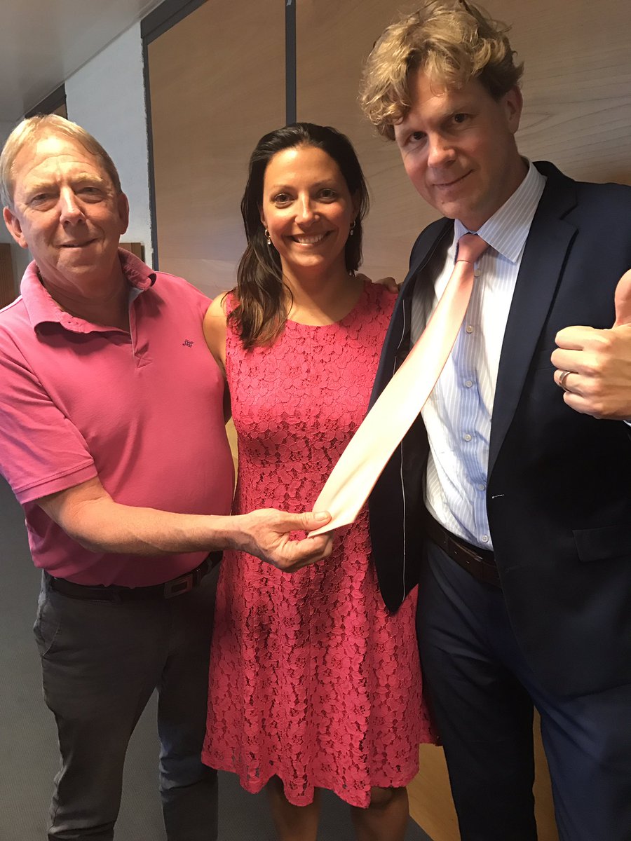 Tom Dumoulin Roze Maandag! Niet alleen de 'maglia rosa' maar ook een 'cravatta rosa' en 'abito rosa' 👏🏼 #rozegekte #heldenmoetjeeren