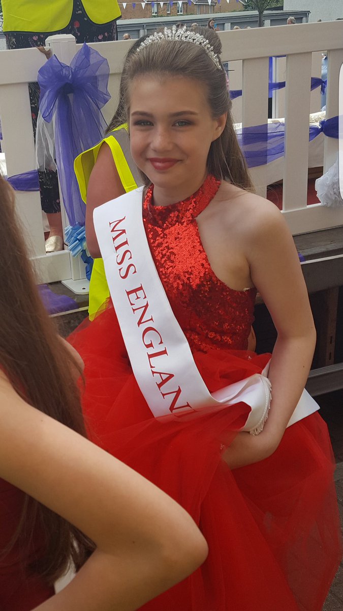 CatHardie's tweet photo. Cant get over my stunning girl on her big day, wee model in the making #portsetongala https://t.co/DRv82dnN3D
