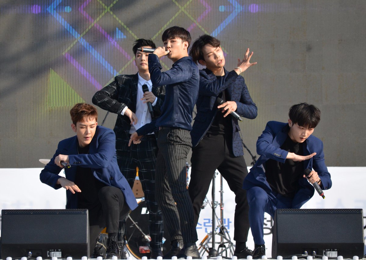 top_xnt's tweet photo. 170527 안양 청소년 축제
@ToppDoggHouse @xerozh @SEOYANO95 #탑독 #비주 #상도 #호준 #비주 #제로 #야노  #ToppDogg #HOJOON #SANGDO #BJOO #XERO #YANO https://t.co/rIjTNMnpaM