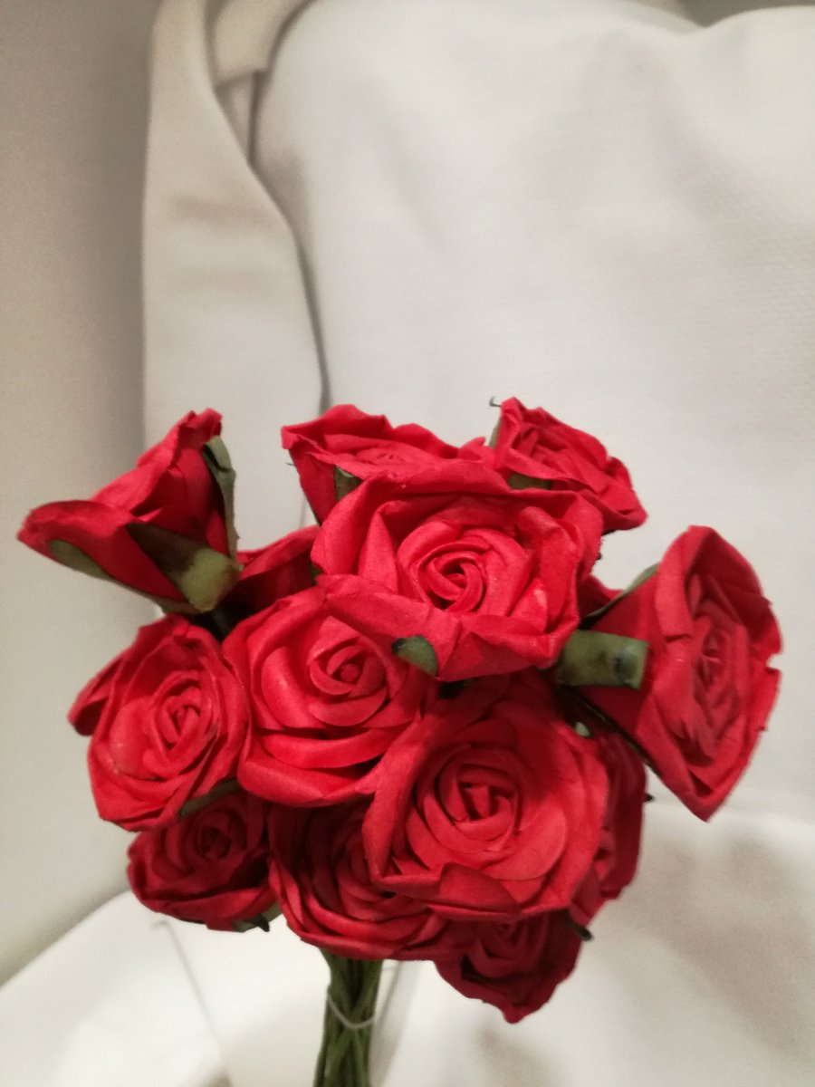 CosturasJaen's tweet photo. Os enseñamos rosas en varios colores que hemos ido recibiendo.¡Anímate a crear tu propio tocado! #MerceríaEntreCosturas #Flores #Tocados https://t.co/bMXHzNIQcU