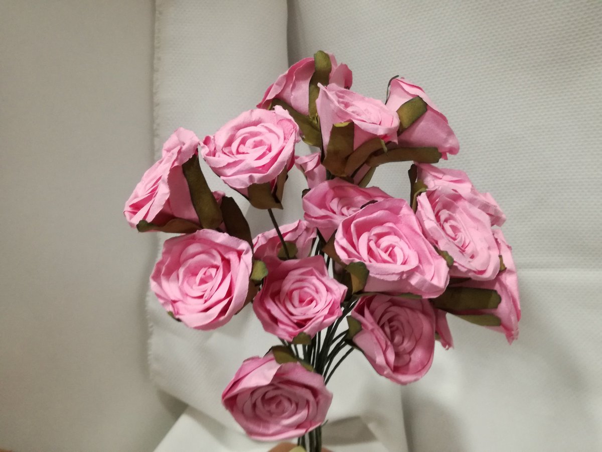 CosturasJaen's tweet photo. Os enseñamos rosas en varios colores que hemos ido recibiendo.¡Anímate a crear tu propio tocado! #MerceríaEntreCosturas #Flores #Tocados https://t.co/bMXHzNIQcU