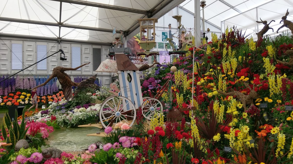 RowlandEmettSoc's tweet photo. #CloudCuckooValley at #ChelseaFlowerShow2017 https://t.co/O0gKc0YmQQ