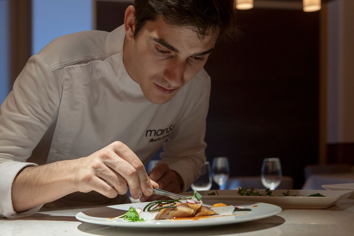 50CifpCompostel's tweet photo. O #chef Alberto Lareo de @elManso_ estará mañá no #50cifpcompostela cun #showcooking de cociña con algas 🌱
Últimas horas para inscribirte! 💻 https://t.co/KHjfbUiBpN