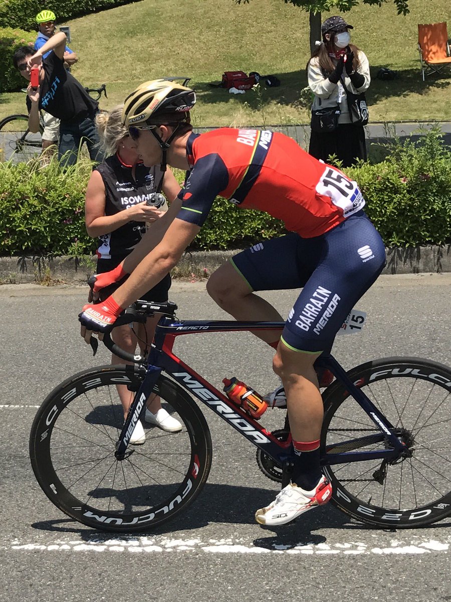 GuardaCarlo's tweet photo. @tourofjapan the left elbow of @davidper123 was better before ...@Bahrain_Merida https://t.co/LuvrjpSCNG