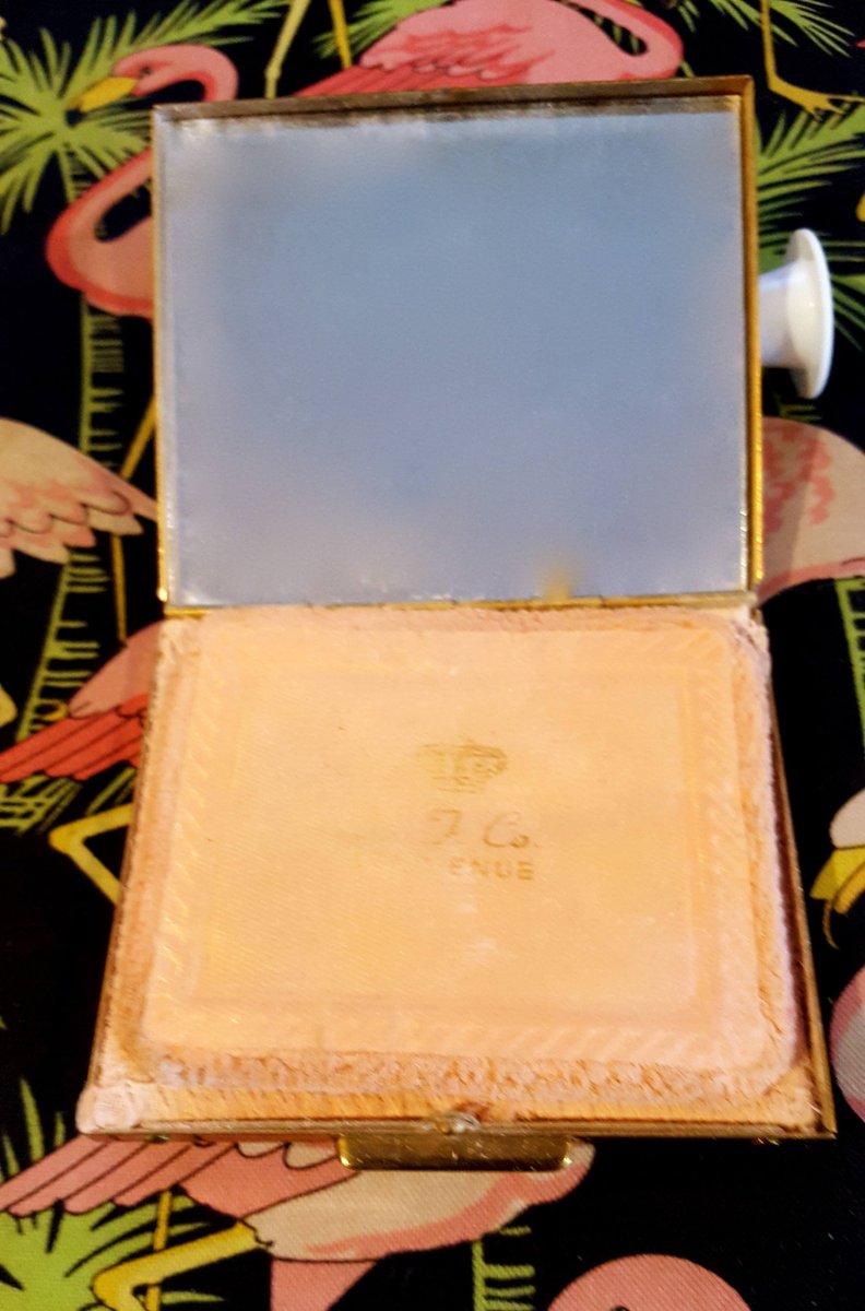 RetrouvBiz's tweet photo. 1950s Pink Confetti Saks Fifth Avenue vanity compact | 50s con… https://t.co/sejEUeNwgL #retrouverbiz #LuciteCompact https://t.co/pwZI7A0rA2
