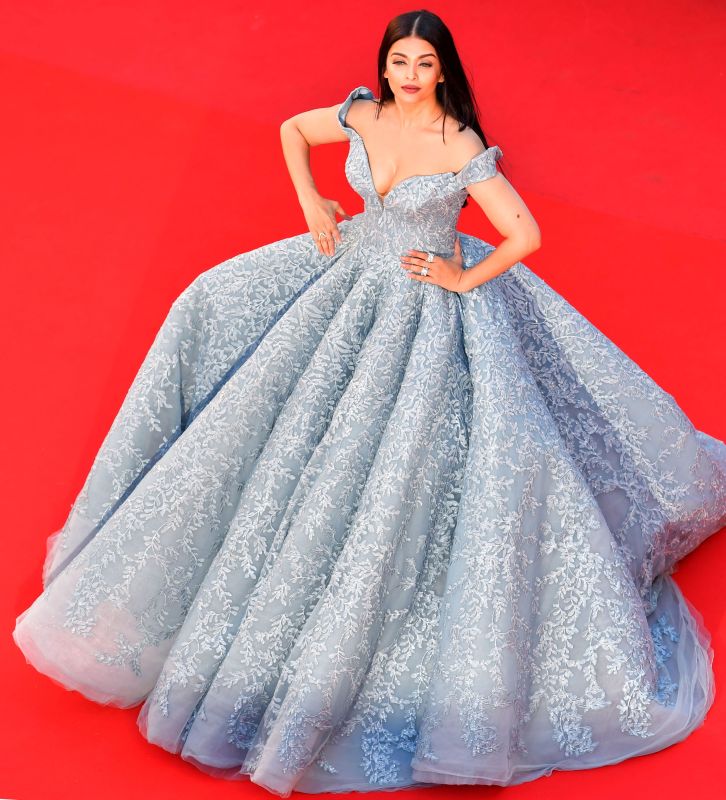 CharuFashionsIn's tweet photo. #Cannes2017: @AishwaryaSpice breaks rules in style, wears glorious blue and #RedGown on #redcarpet!!
#CelebsStyle #CannesFilmFestivals https://t.co/tHfWzVnZYS