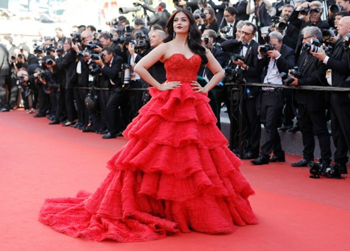 CharuFashionsIn's tweet photo. #Cannes2017: @AishwaryaSpice breaks rules in style, wears glorious blue and #RedGown on #redcarpet!!
#CelebsStyle #CannesFilmFestivals https://t.co/tHfWzVnZYS