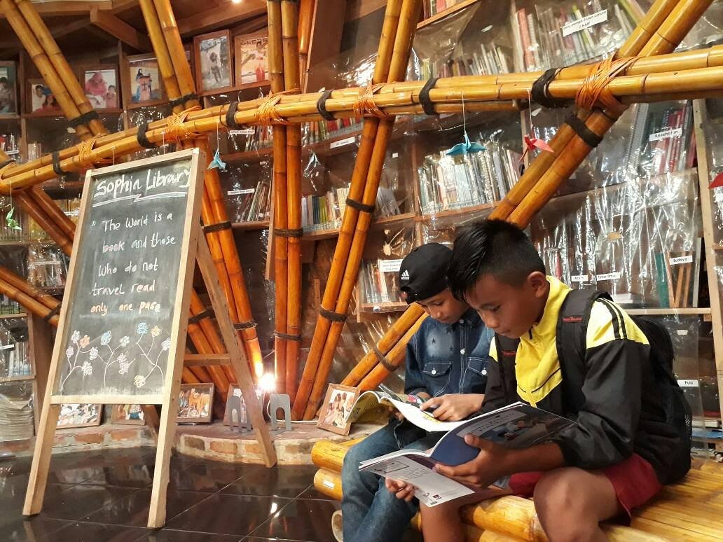 Membaca itu kereen !
Dengan membaca kita telah memasukkan dunia kedalam pikiran kita. . 

#bacaituseru #literasi #sophialibrary