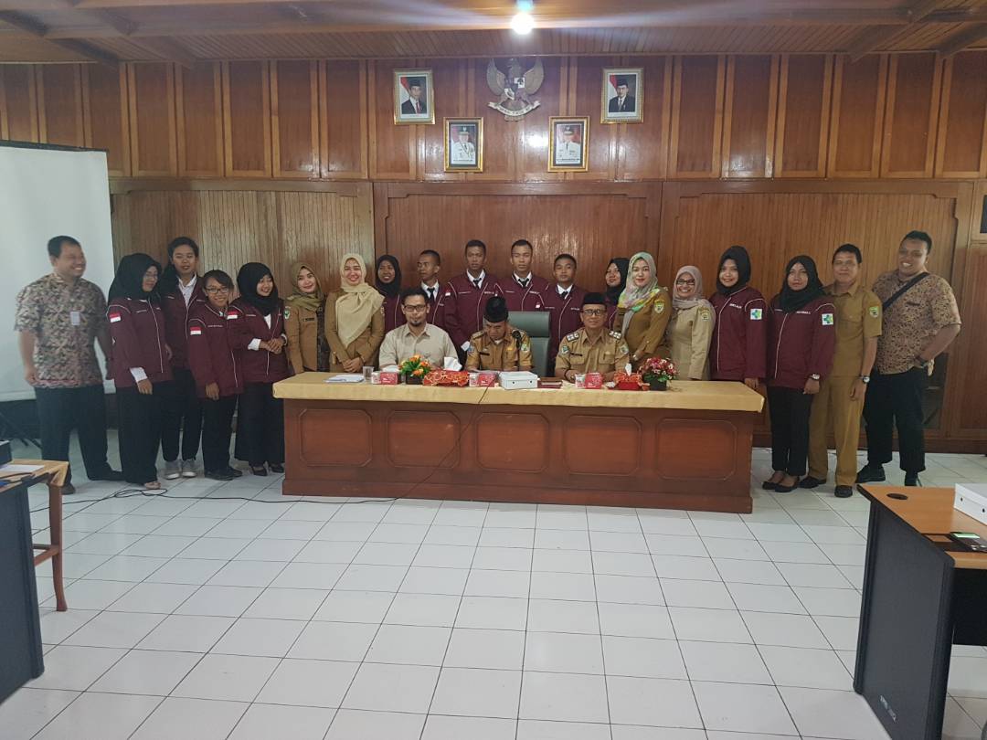 crisiscentrebkl's tweet photo. Kadinkes @antoniherwan serah terima tenaga Nusantara Sehat utk Prov Bkl dlm upaya pemenuhan Nakes di daerah terpencil cc @ridwanmukti1963 https://t.co/bPUq8kKWF6