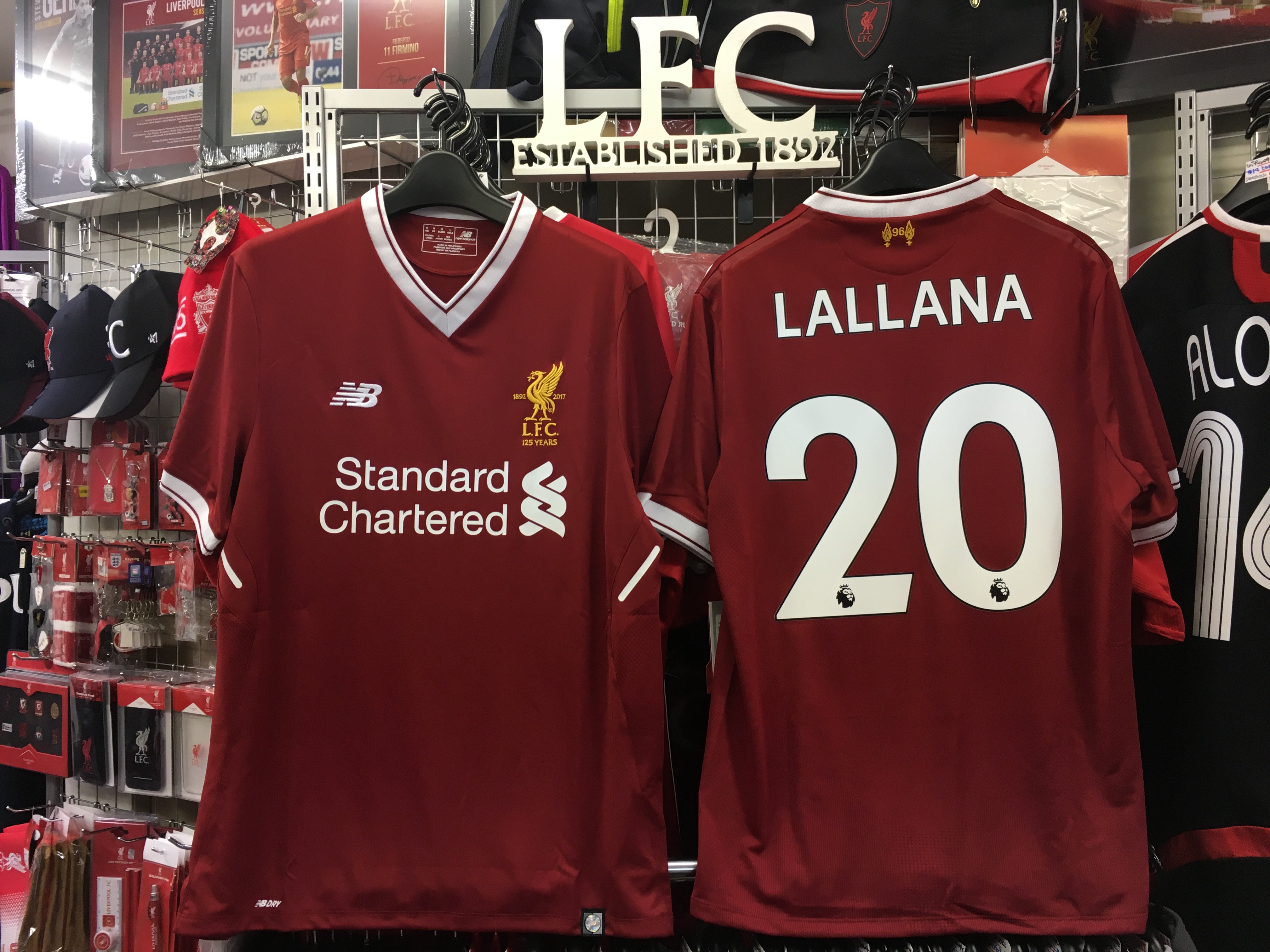 サッカーショップfcfa 実店舗open リバプール クラブ創立125周年記念17 18ホームユニフォーム到着しました 来期よりマーキングが一新される プレミアリーグ 新ネーム ナンバー 肩パッチ加工ok 即日お渡し可能です ユニフォーム各サイズ 各