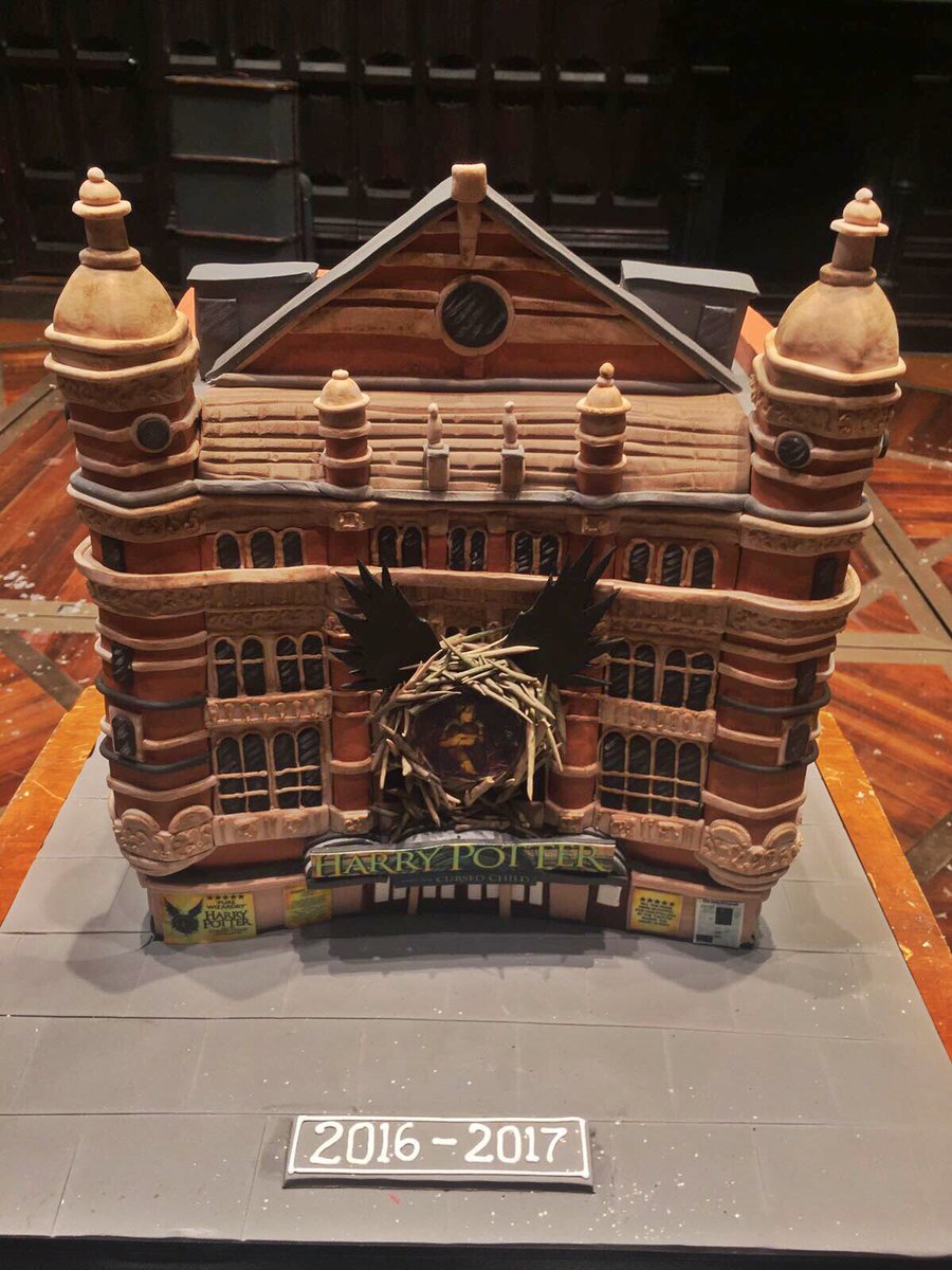 HPotter_France's tweet photo. Le gâteau du Palace Theatre pour célébrer les un an de la pièce Harry Potter et l'Enfant Maudit. https://t.co/OC7BYzOS1z