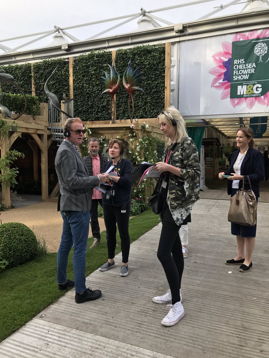 sallymackness's tweet photo. Simon with @achrisevans @SimonGudgeon #pressday #RHSChelsea @RHSPressOffice He LOVES the sculptures! https://t.co/gWwGtP8q0e