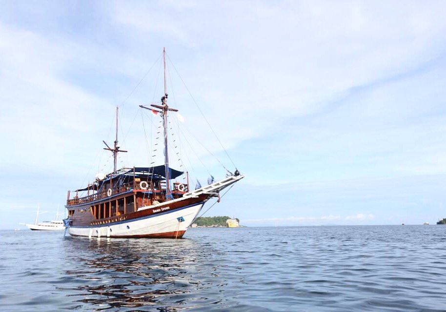 endanksoekamti's tweet photo. Selama 1bulan kita akan tinggal di kapal @kurabesiexplorer 
Dan akan mengarungi perairan Papua.
#soekamti8thalbum #SoekamtiGoeaToPapua https://t.co/QIwds1dIoM