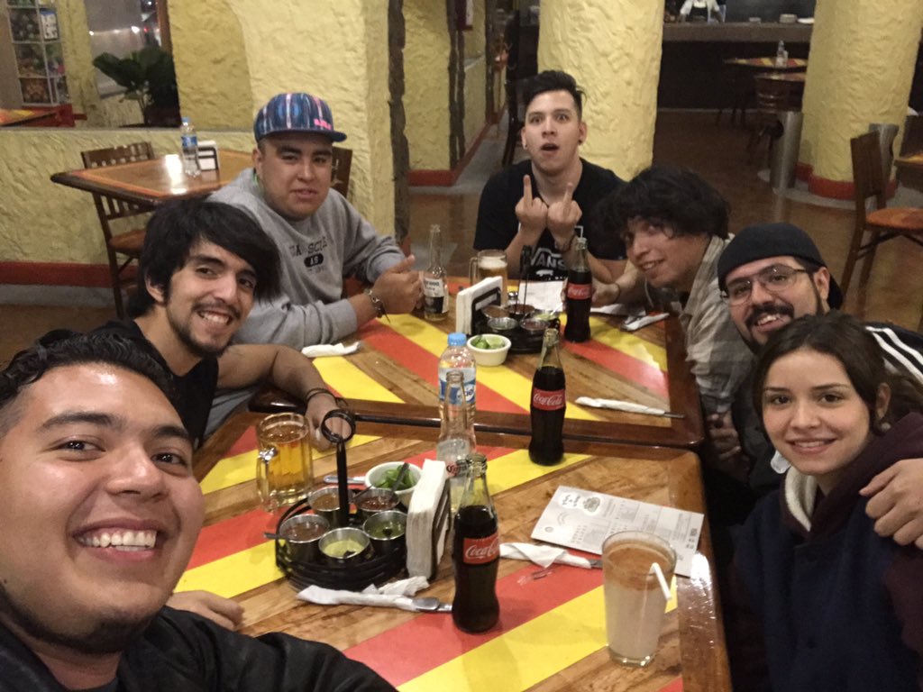 TheGlovesBand's tweet photo. Cenando toda la banda https://t.co/Mm0ylhrZ6I