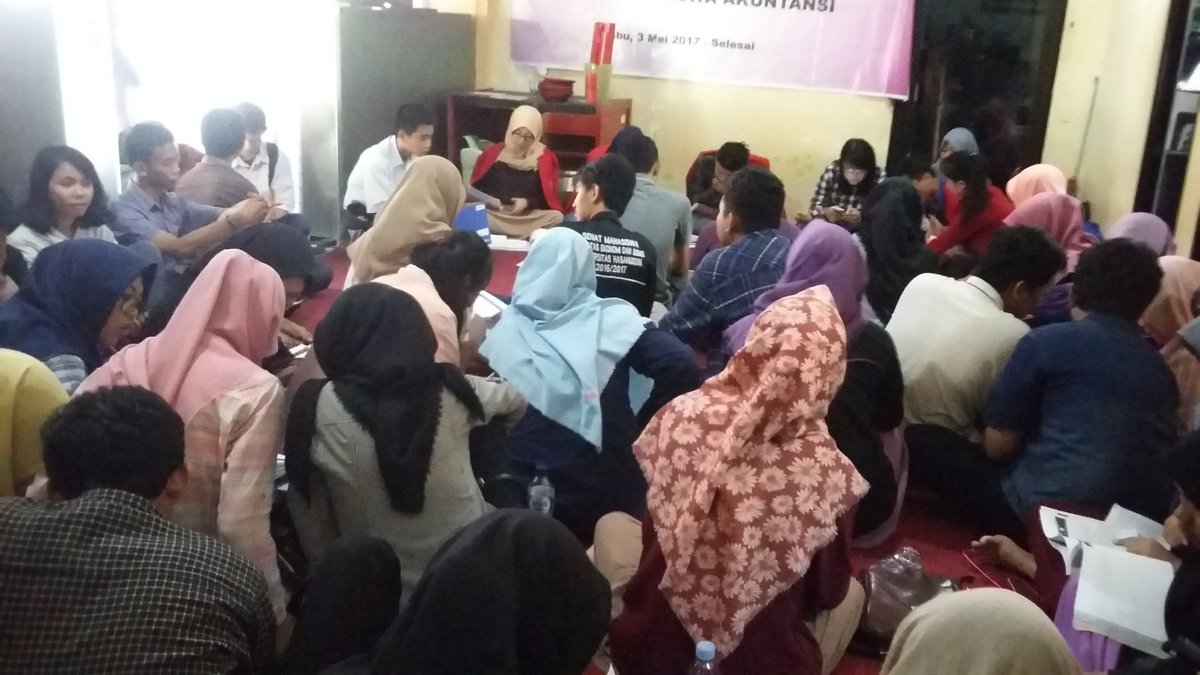 [Live Report] sedang berlangsung lanjutan pembacaan dan pembahasan Laporan Pertanggungjawaban olh Presidium IMA FEB-UH di pelataran himpunan