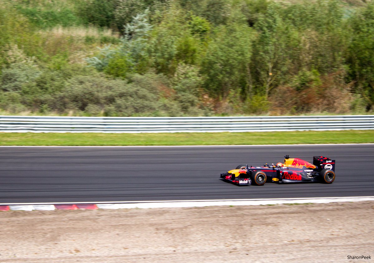 Max Verstappen op het mooie circuit van Zandvoort (lesje panningshots maken in the pocket)