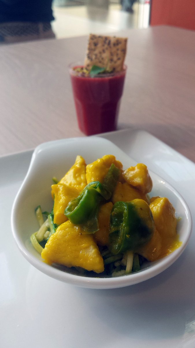 scavolini's tweet photo. Allo #ScavoliniStoreCodogno showcooking a base di gazpacho rivisitato e bocconcini di pollo e verza con @dipmiky e @FoodPrMDP #iFoodinStore https://t.co/q41jQbkfOY
