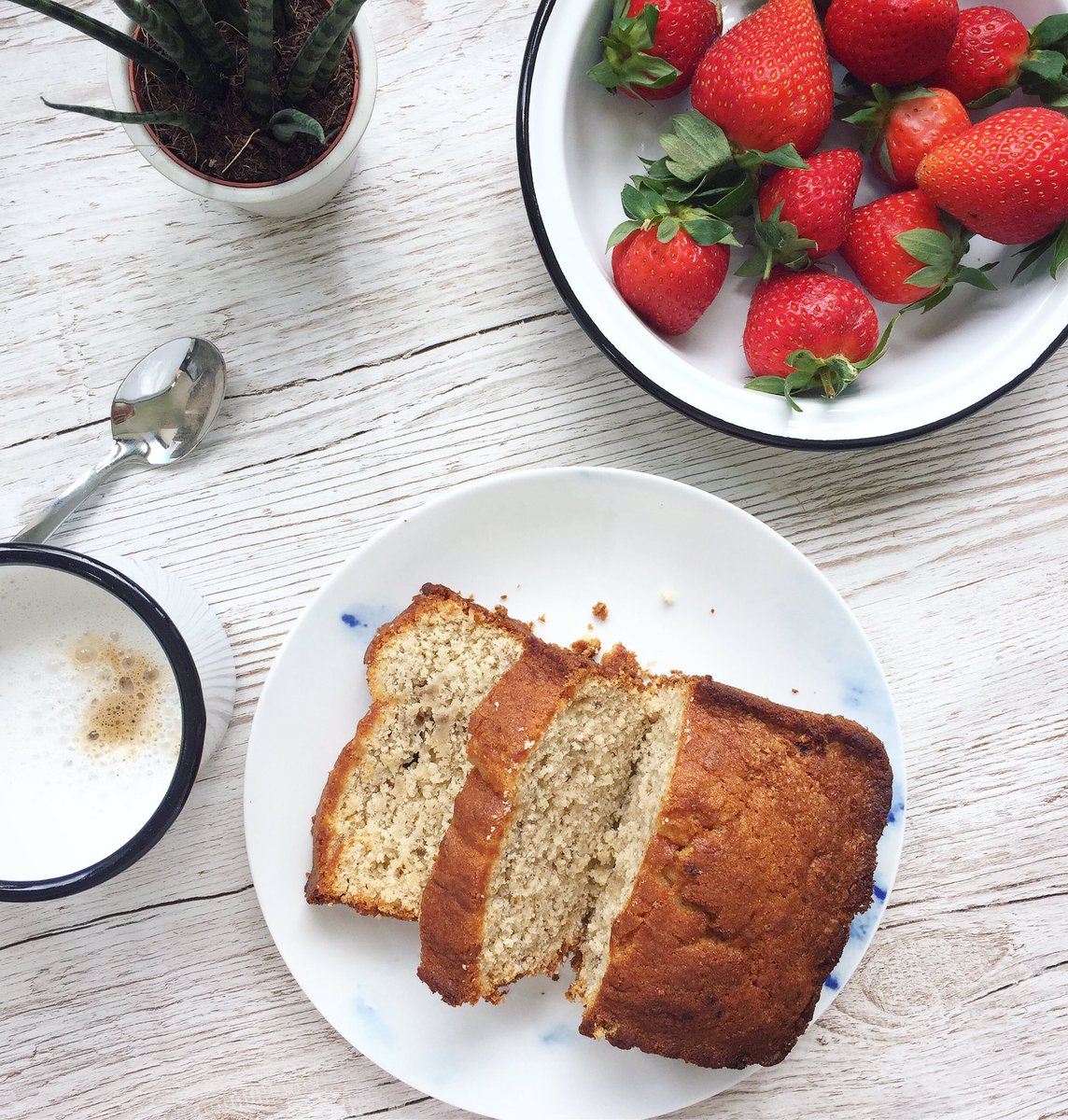 twogirlsbake's tweet photo. Banana Bread for LYF 🙌🏻💗🍞#cake #fdbloggers https://t.co/CWl2uR7is5