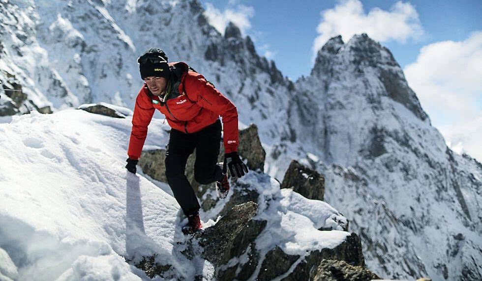 Hectorfernandez's tweet photo. Kilian hizo cima en el Everest en 26 horas y en 38 estaba de vuelta en el campo base av. Ahí decidió terminar su reto. Enorme @kilianj https://t.co/YWyvRyAxKh