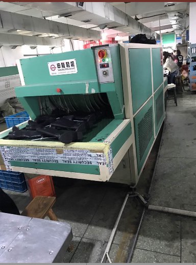 tzsunroad's tweet photo. #shoesmaking is not an easy thing. A lot of people are involved. Cutting/Stitching/cementing/packing, step by step.Clean! Safe! Standard! https://t.co/YzOusLSJlM