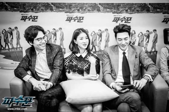withMBC's tweet photo. <#파수꾼> 드디어 오늘 방송! 흑백으로 보는 현장포토에 느와르 분위기 물씬♥ 첫방전에 현장포토로 미리 만나봐요! 👉🏻https://t.co/dG3OMLpufG #이시영 #김영광 #김태훈 #키 #김슬기 https://t.co/mYRt9nISLR