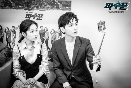 withMBC's tweet photo. <#파수꾼> 드디어 오늘 방송! 흑백으로 보는 현장포토에 느와르 분위기 물씬♥ 첫방전에 현장포토로 미리 만나봐요! 👉🏻https://t.co/dG3OMLpufG #이시영 #김영광 #김태훈 #키 #김슬기 https://t.co/mYRt9nISLR