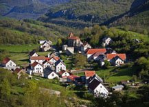 Navarra's tweet photo. @TurismoNavarra-k ibilaldi gidatuak eskainiko ditu urrira arte, #Nafarroa-ko aniztasuna erakusteko. Animatuko zara? https://t.co/lTXK4ryT2G https://t.co/HomNnQUrqP