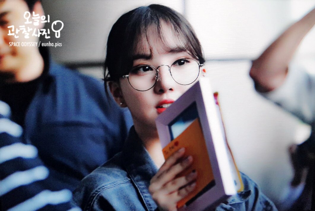 spaceodyssey_eh's tweet photo. 170522 오늘의 관찰사진💫
오늘의 안경은비👓
#여자친구 #은하 #GFRIEND #eunha https://t.co/dVZaoQsWge