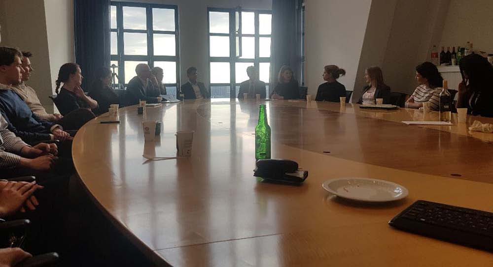 stt_toekomst's tweet photo. 'Ervaring is de naam die we aan de som van onze fouten geven.' Mooie uitspraak tijdens fuck-up night van #YoungSTT. #dejeugdheeftdetoekomst https://t.co/zYejtELQqh