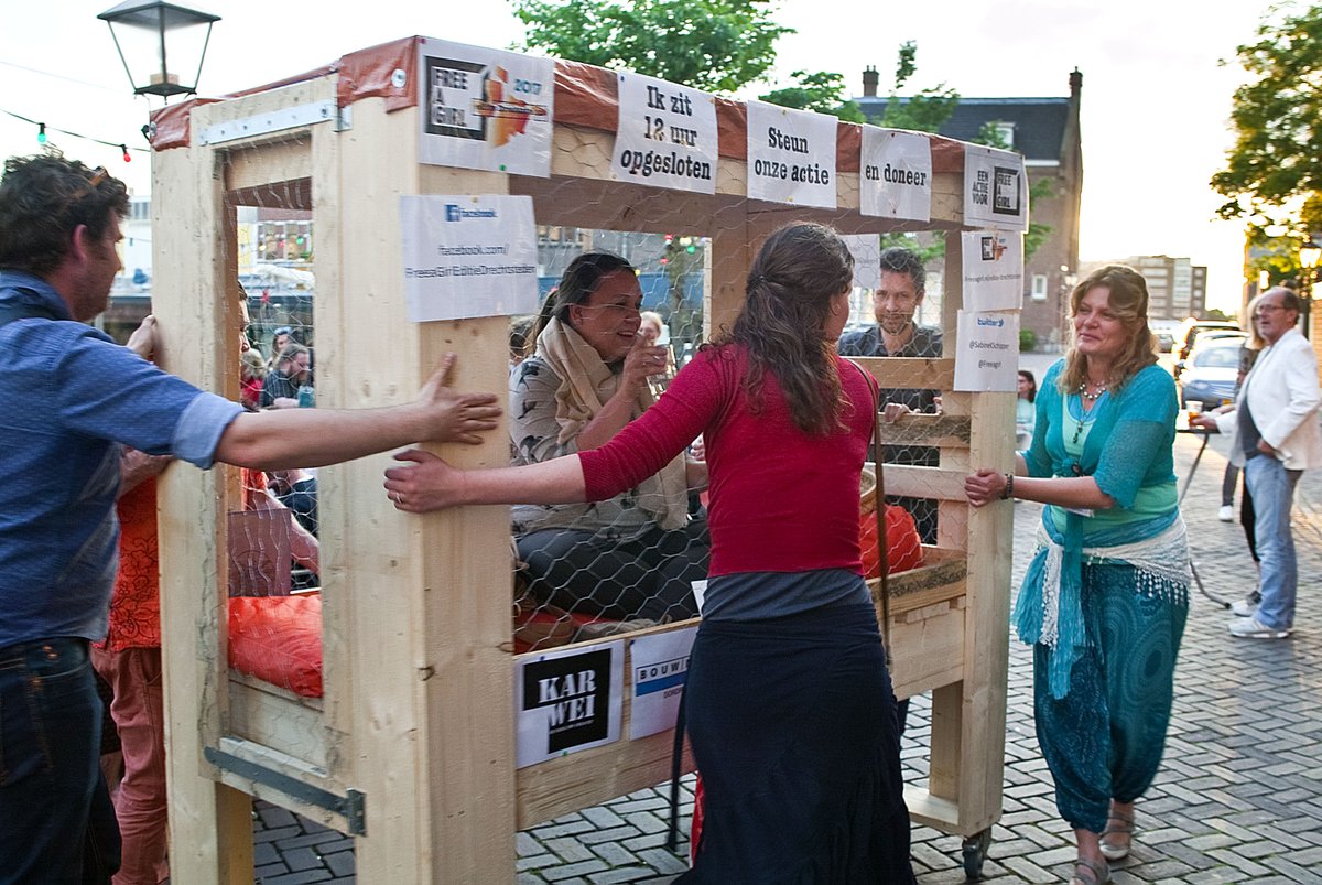 'Lock me up - Free a Girl', 12 uur achter gaas in Dordt destemvandordt.nl/nieuws/algemee…