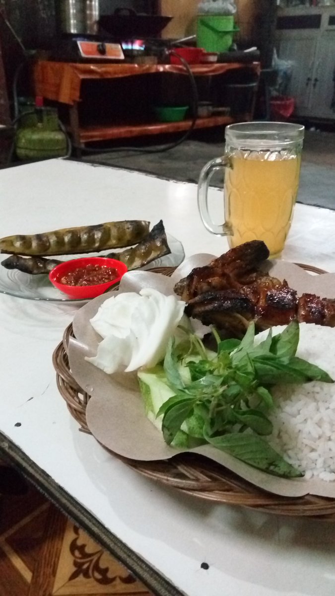zamilcyber2013's tweet photo. makan siang yuuukkkk.... suka yg manaa? petenya? bebeknya? apa daddynya?? 😁😁😁 https://t.co/NNG1HE489K