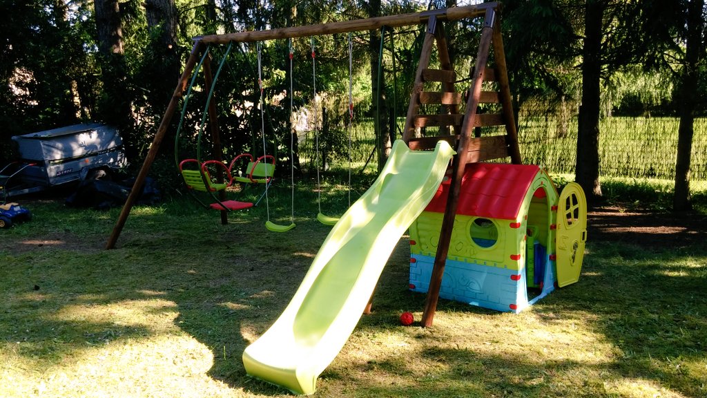 nicolasmoulin's tweet photo. Portique monté après 2 demi journée (selon le montage il faut 3h à 2 😲) Les enfants sont heureux !!! 👦👧 #portique #balançoire #soulet #swing https://t.co/A1myojXT0O