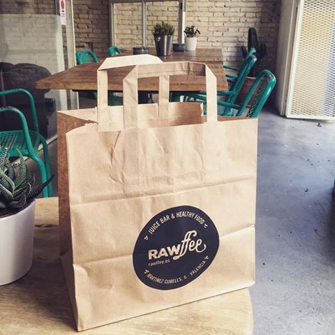 rawffee's tweet photo. Cuando quieras y donde quieras RAWffee 👉🥗🍹☕️ entra en @deliveroo_es y haz tú pedido! 😉 #rawffee #valencia #FelizLunes #juice #coldpressjuice https://t.co/Rk3m5D6z8B