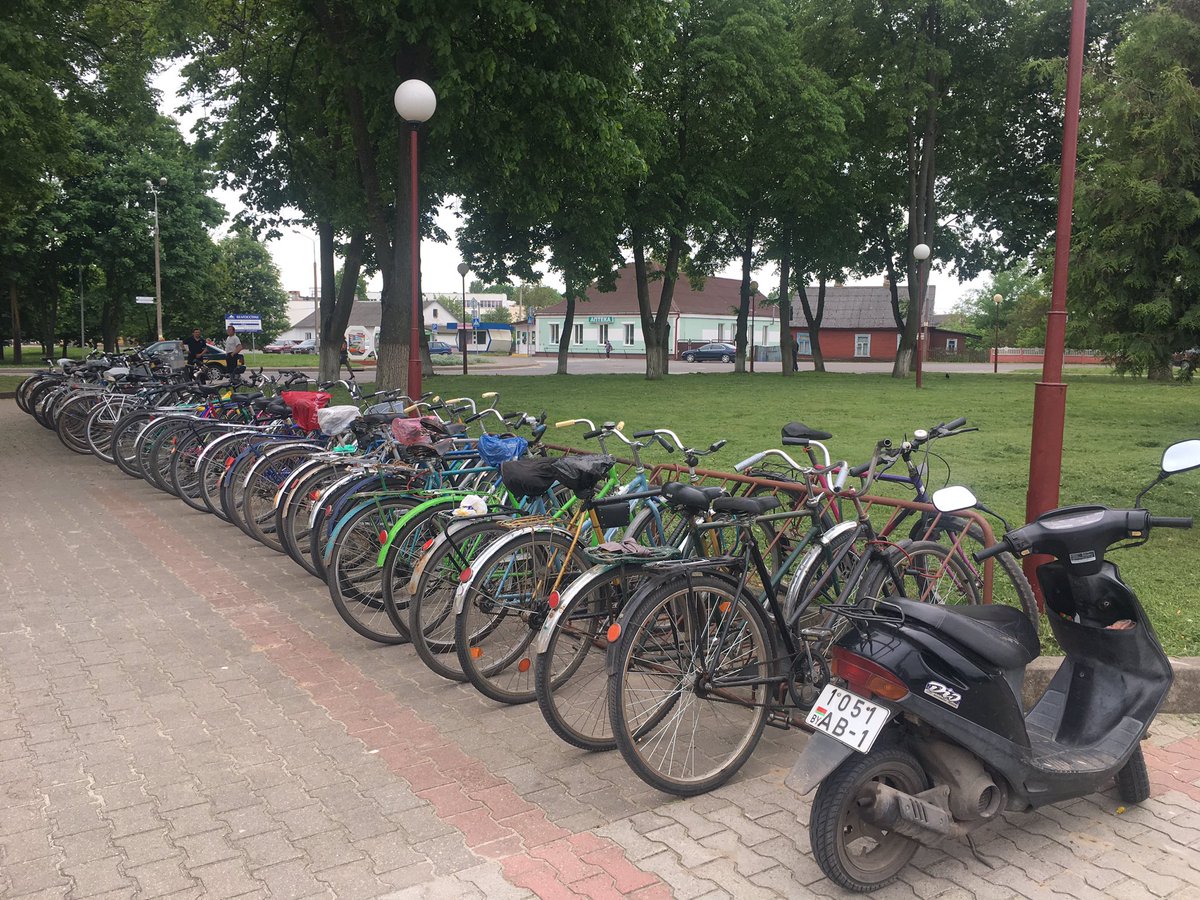 Велопарковка в Жабинке впечатляет.