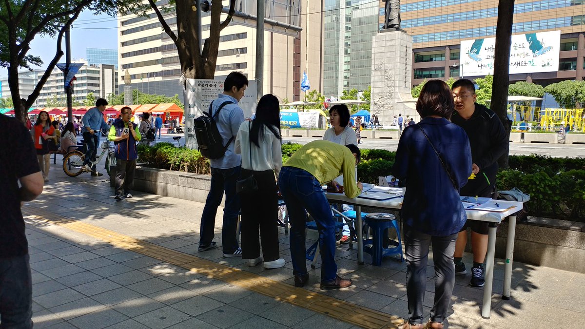 ho7332001's tweet photo. 박준기중사 자살조작미수사건
광화문7번출구에서 서명운동
어제까지 1343명이 동참해주셨습니다.
탄원서제출!!
진실에는 공소시효가 없습니다. https://t.co/28ISQ3Ks2E