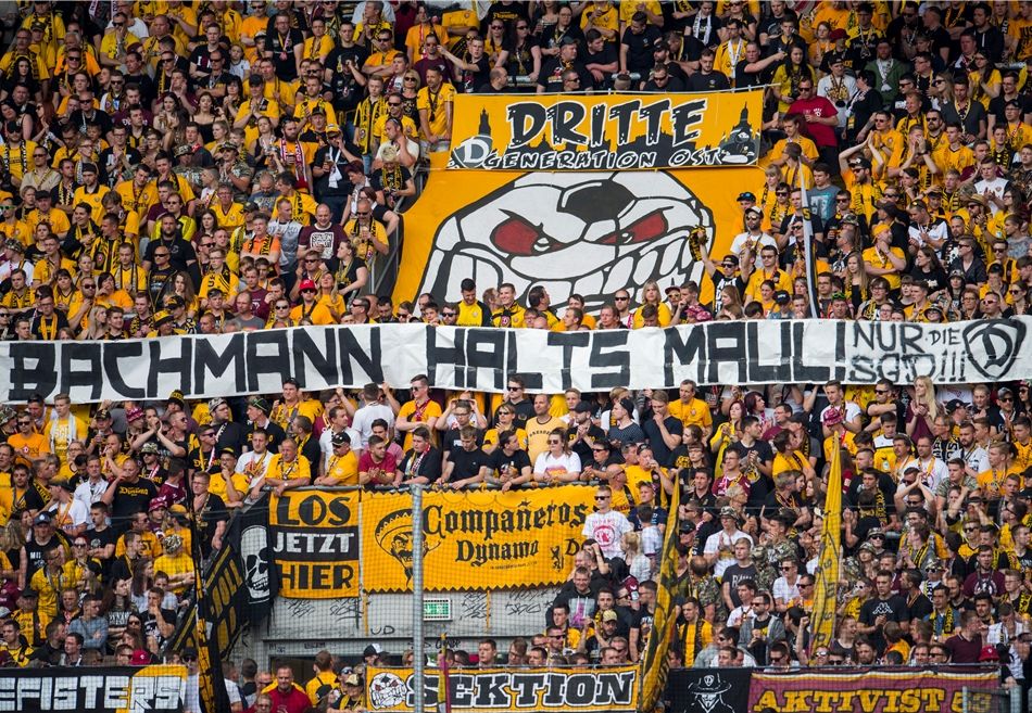 Fans der SG <a href="/DynamoDresden/">SG Dynamo Dresden</a> "grüßen" Lutz Bachmann ... bit.ly/2qNqsjr #Pegida #Dresden #SGD1953