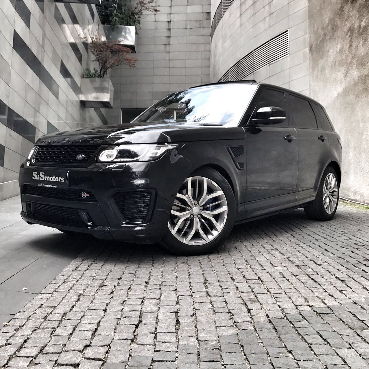 SSmotors's tweet photo. #SpecialVehicleOperations #RangeSVR #RangeSportSVR #550PS #biggestselection #biggestcollection #nowhereelse https://t.co/mfY8ESUOlo