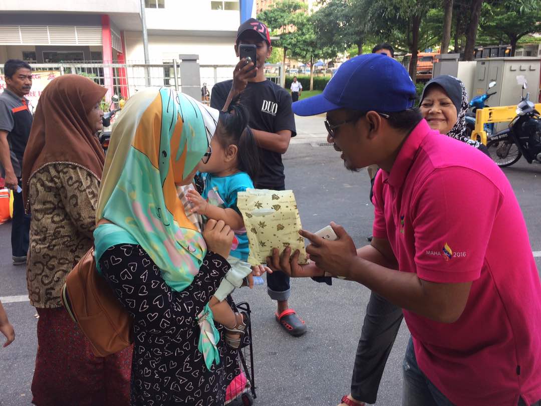 UDINKING1's tweet photo. SEMPENA HARI BERTEMU PELANGGAN  PASARTANI BKT ANGKASA
#KITASTEADY https://t.co/UEpFKycQz7